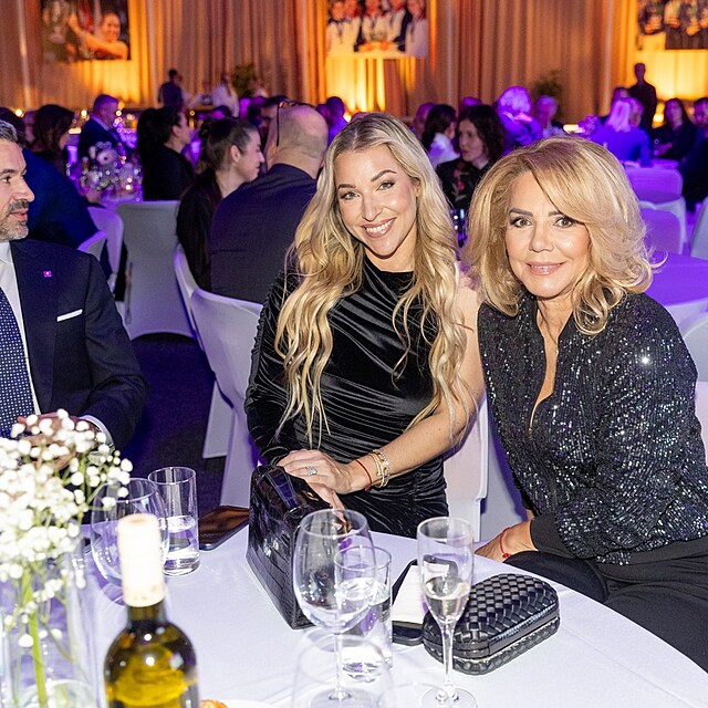 Dominika Cibulkov� s maminkou na Tenistovi roku. Vedle sed� tren�r kanoistiky a...