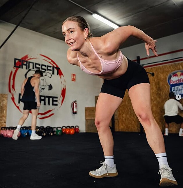 Lucie Min��ov� ve fitku