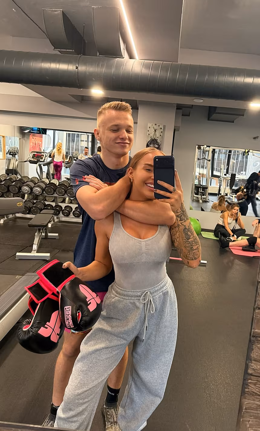 Dominika Hor�kov� v posilovn� s Erikem Kutilem.