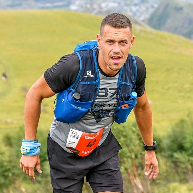 Jan Darmovzal je vekk� sportovec. S b�eckou vestou a ��slem na hrudi.