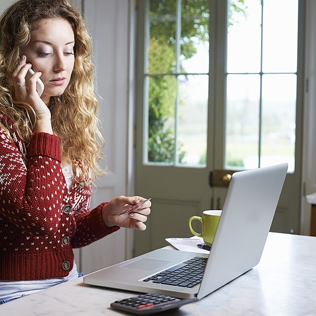 Pov�no�n� bilance: Telefon�t s bankou nebo v��itelem nen� v lednu v�jimkou. Pro mnoho dom�cnost� je to prvn� krok k tomu, jak si v z�vazc�ch ud�lat jasno.