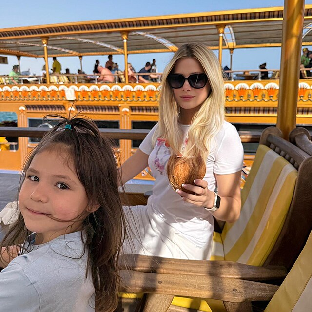 Lucie Matu�ov� s dcerou Nat�lkou v Egypt�