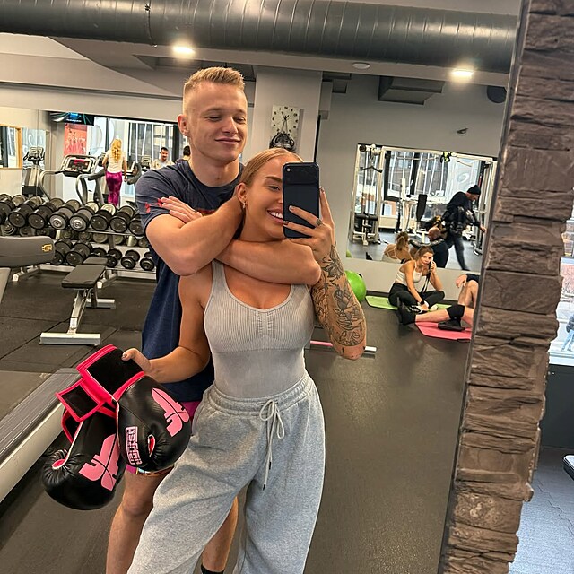 Dominika Hor�kov� v posilovn� s Erikem Kutilem.