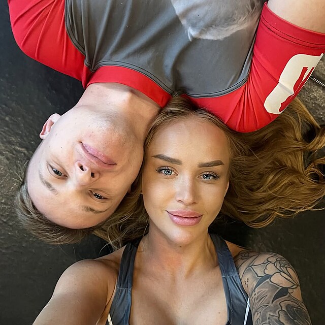 Dominika Hor�kov� s Erikem Kutilem zamilovan� selfie z posilovny.