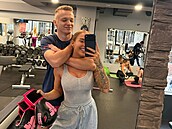 Dominika Horáková v posilovn� s Erikem Kutilem.