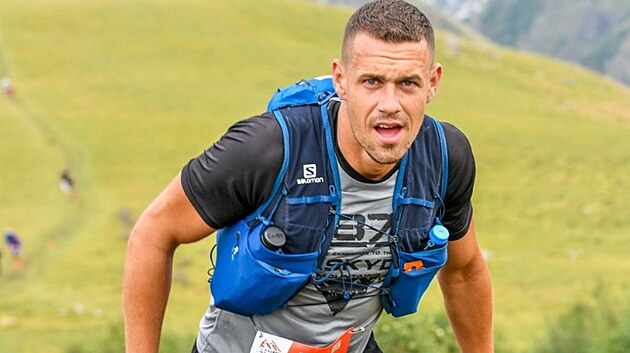 Jan Darmovzal je vekký sportovec. S b�eckou vestou a �íslem na hrudi.