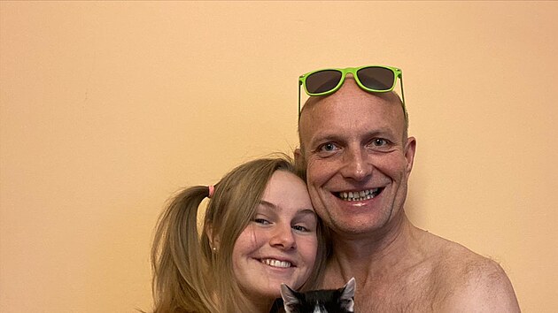 Ji�í Ployhar a jeho o 28 let mlad�í p�ítelkyn� Laura.