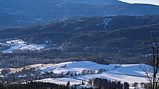 Hory v dálce a sn�hem pocukrované louky v údolí ukazují, jak m��e v lednu...