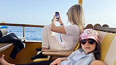 Lucie Matu�ová s dcerou Natálkou v Egypt�