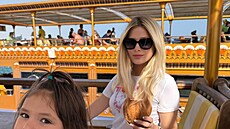 Lucie Matu�ová s dcerou Natálkou v Egypt�