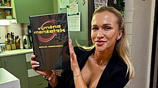 Nela Slováková ve vým�n� man�elek.