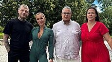Nela Slováková ve vým�n� man�elek.