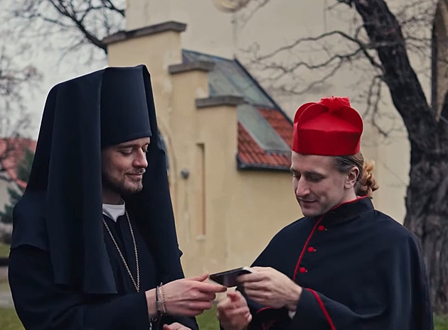 JabkoLevně čelí extrémní kritice. Reklama s knězi urazila nejen věřící lidi