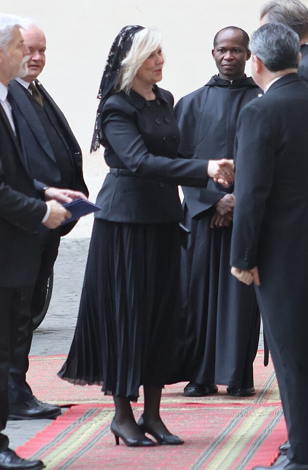 Eva Pavlov� p�i p�iv�t�n� ve Vatik�nu. �ern� klasika bez zbyte�nost�, z�voj a...