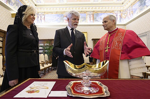 Prezident Petr Pavel s prvn� d�mou Evou Pavlovou p�i audienci u pape�e Lva XIV.