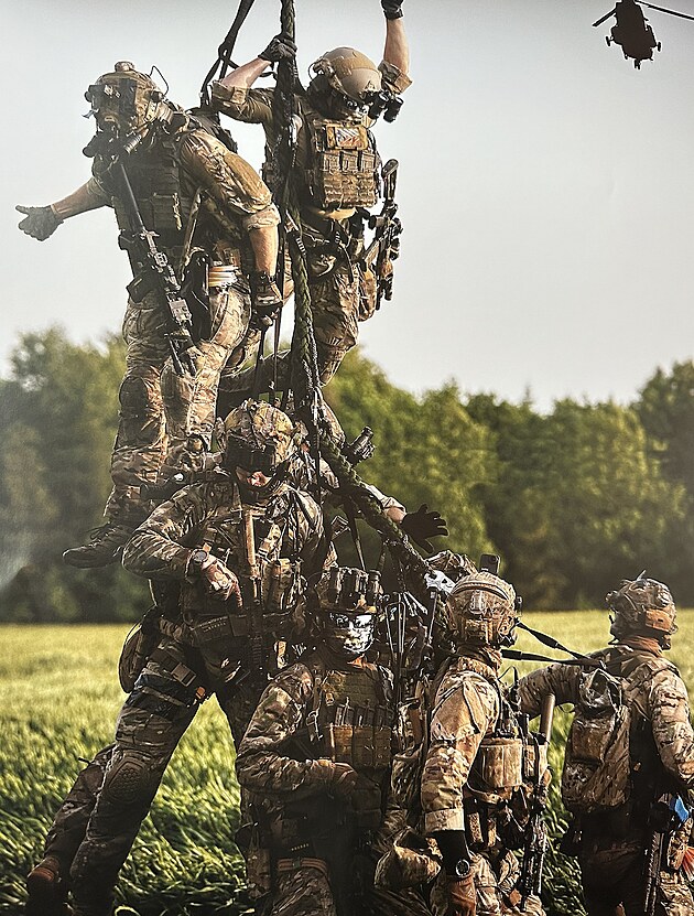 Fast roping.Lano, pln� v�stroj a vrtuln�k ve vzduchu. Kdy� se �ekne �nasazen�,...