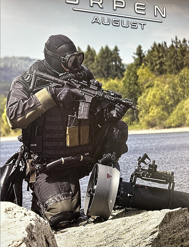 Bojov� pot�p�� u vody, rebreather, zbra� a v�bava vedle. Minimalismus, ticho �...