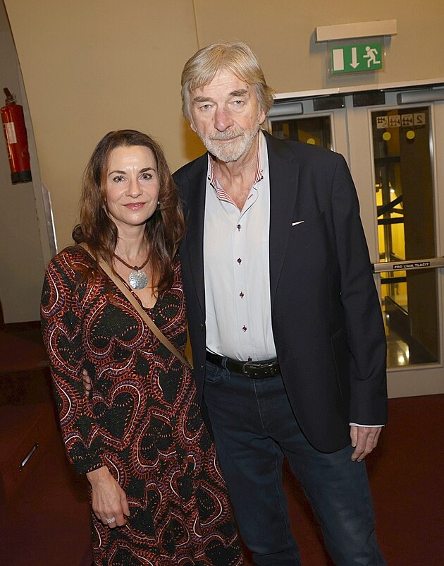 Vladim�r Kratina vyvvedl novou partnerku.