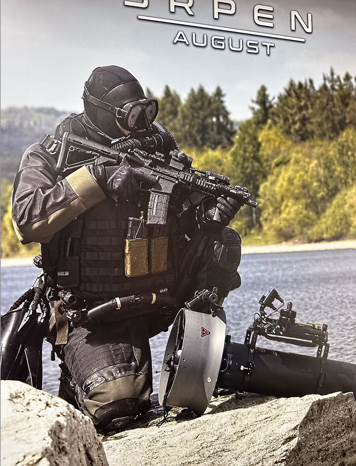 Bojov� pot�p�� u vody, rebreather, zbra� a v�bava vedle. Minimalismus, ticho �...