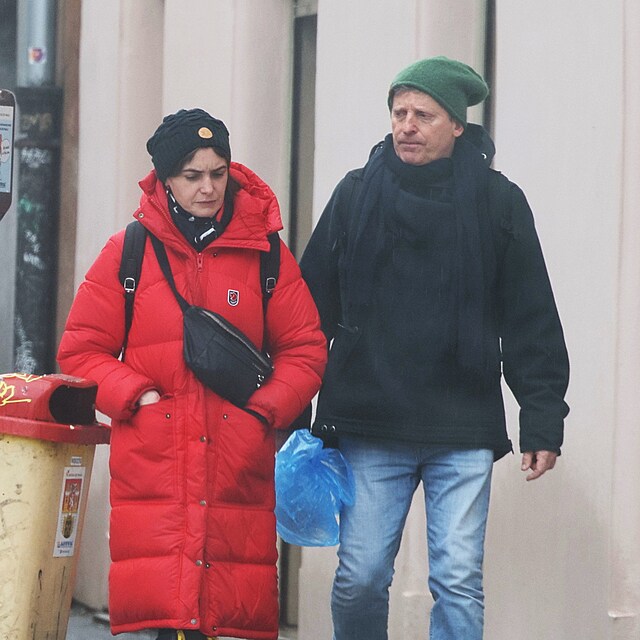 Pracha� to bere prakticky: cestou vyhazuje odpadky. Hav��ov� �ek� opod�l a sleduje ho jako n�kdo, kdo u� v�, �e tohle nen� jen n�v�t�va.