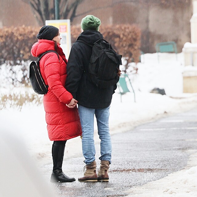 Spole�n� �ek�n� venku: Hav��ov� s Pracha�em post�vaj� u tramvaje, p�itom se st�le dr�� za ruce.