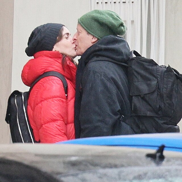 Hav��ov� a Pracha� se l�baj� p�ed domem.