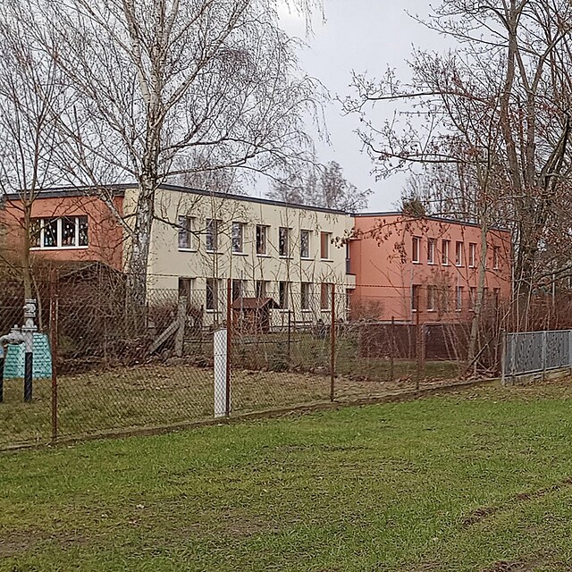 Vstup do Mate�sk� �koly M�j v Ji��n�. Rodi�e si st�uj� na fungov�n� �kolky i na veden� �editelky Lenky �ern�.