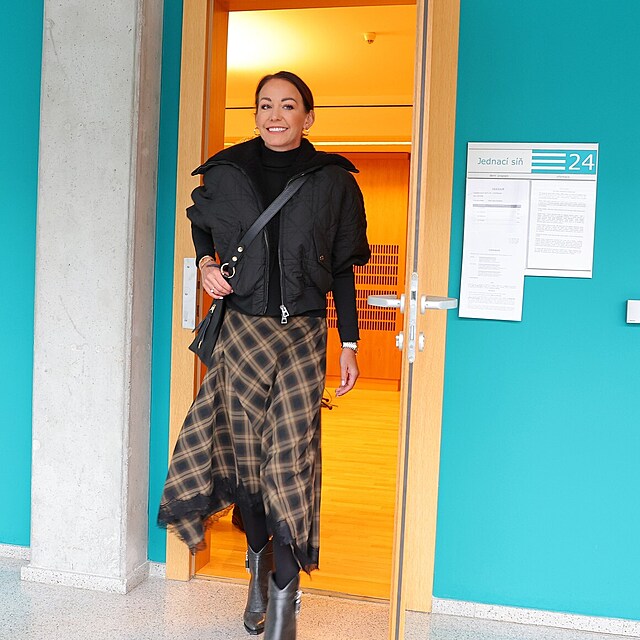 Ag�ta Hanychov� odch�zela ze soudn� s�n� s �sm�vem.