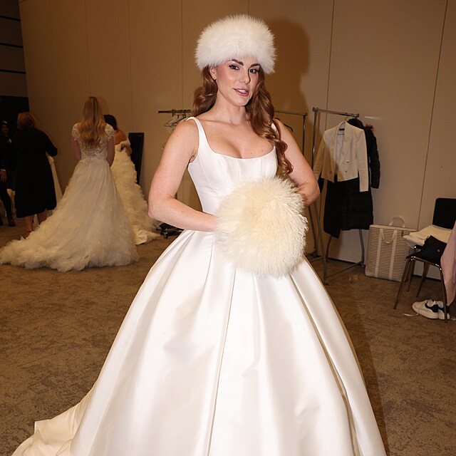 P�ehl�dka svatebn�ch �at� sal�nu Adina, modelka Krist�na Sv�chotov�.