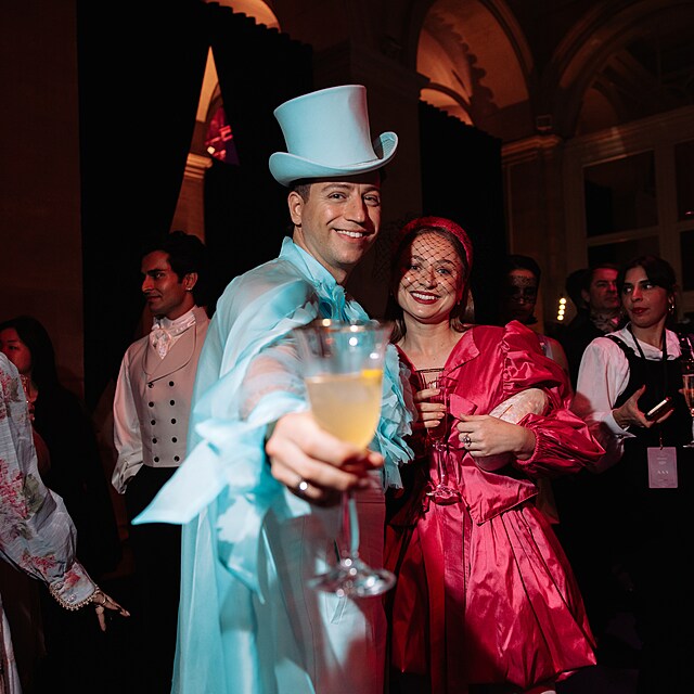 Milan Peroutka a Nikola �echov� na sv�tov� premi��e Bridgertonov�ch