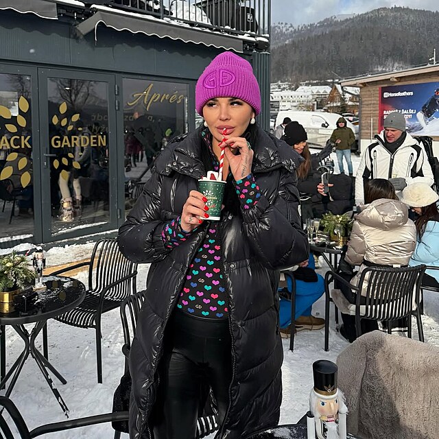 Zuzana Pla�kov� p�ed svou kav�rnou v Donovalech