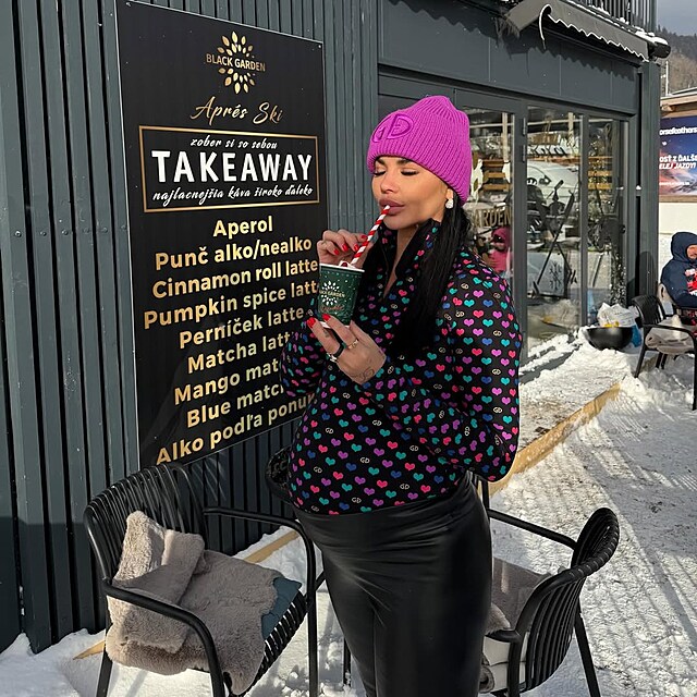 Zuzana Pla�kov� p�ed svou kav�rnou v Donovalech