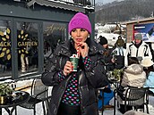 Zuzana Pla�ková p�ed svou kavárnou v Donovalech