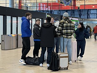 Hlou�ek influencer� na pra�sk�m leti�ti. M��� do Survivoru?