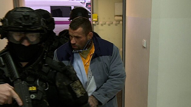 Na lev� stran� obli�eje je vid�t kovov� poopera�n� fixace.