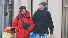 Pracha� to bere prakticky: cestou vyhazuje odpadky. Havá�ová �eká opodál a...