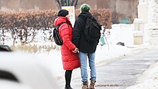 Spole�né �ekání venku: Havá�ová s Pracha�em postávají u tramvaje, p�itom se...