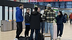 Hlou�ek influencer� na pra�ském leti�ti. Mí�í do Survivoru?
