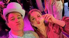 Milan Peroutka a Nikola �echová na sv�tové premié�e Bridgertonových