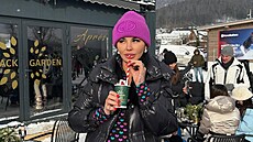 Zuzana Pla�ková p�ed svou kavárnou v Donovalech