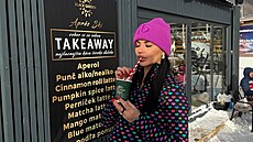 Zuzana Pla�ková p�ed svou kavárnou v Donovalech