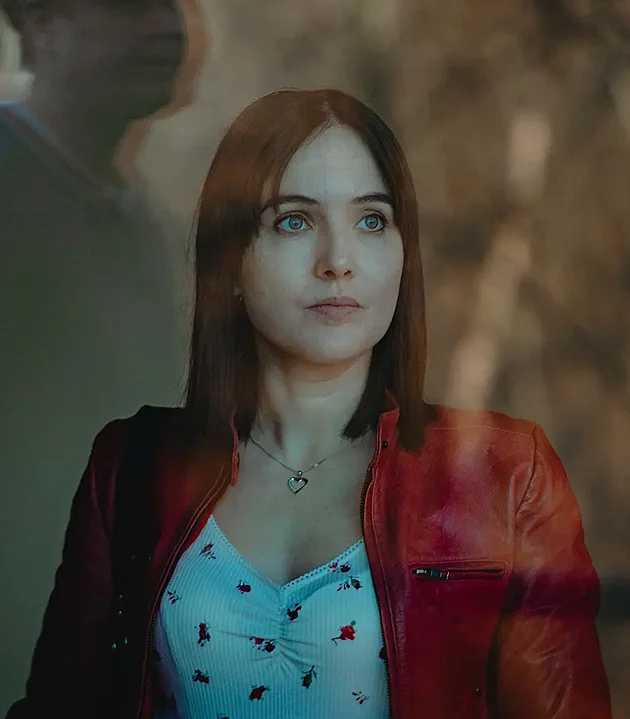 Tituln� hrdinka se sna�� p�sobit klidn�, i kdy� se kolem n� za��n� stahovat...