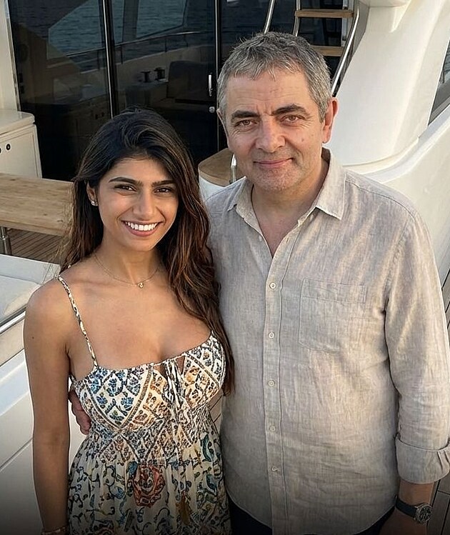 Mia Khalifa a Rowan Atkinson na um�lou inteligenc� vytvo�en� fotografii.