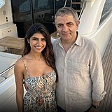 Mia Khalifa a Rowan Atkinson na um�lou inteligenc� vytvo�en� fotografii.