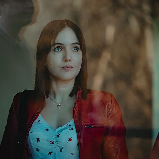 Tituln� hrdinka se sna�� p�sobit klidn�, i kdy� se kolem n� za��n� stahovat kruh. V hlavn� roli minis�rie Monyov� je Tereza Ramba.