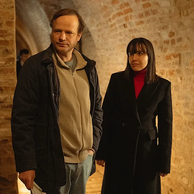 Na prvn� pohled oby�ejn� dvojice, ve skute�nosti vztah, kter� m� temnou druhou tv��. Minis�rie Monyov� stav� na kontrastu sl�vy a soukrom�ho pekla.