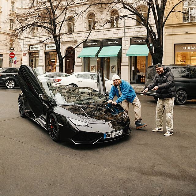 Lamborghini zaparkovan� uprost�ed Pa��sk� ulice