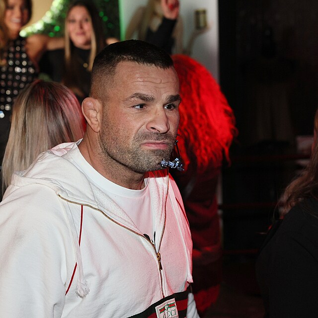 Karlos V�mola si p�i�el pro Lelu do klubu, kde prob�hal k�est kalend��e Andrey Vere�ov�.