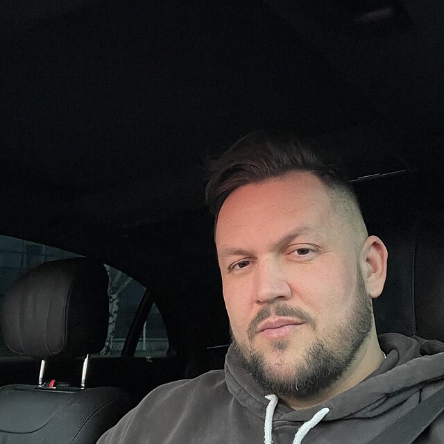 Jakub V. m� tvo�it p�r s Myslivcovou n�kolik m�s�c�. Je to milovn�k aut a tak� podle zdroj� Expresu st�le �enat� mu�. Se �enou maj� vychov�vat t�i d�ti.