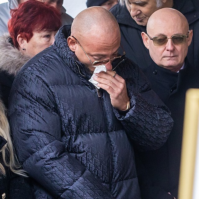 Roderik neudr�el slzy.